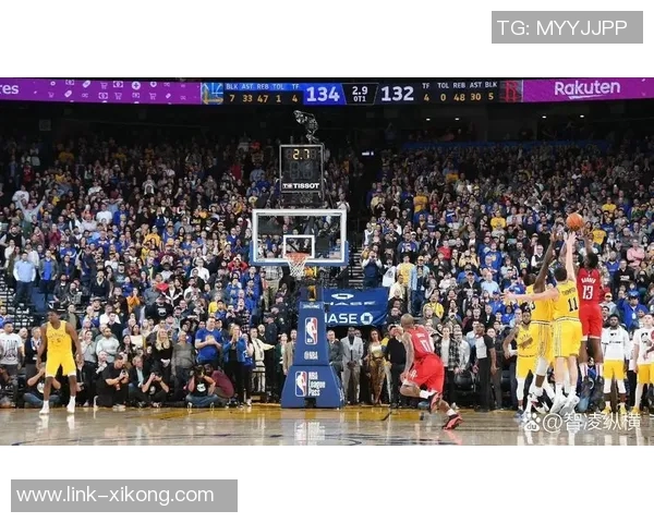 哈登绝杀三分遭打手心情低落却依然穿越人海温暖拥抱马克西母亲