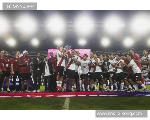 15岁卡布拉尔荣获梅西杯冠军最佳射手与MVP合照引发热议